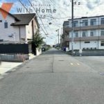 前面道路の幅は広々約6ｍで駐車もラクラク♪