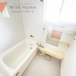 大き目のまどがありしっかり換気のできるバスルーム(風呂)