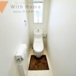 窓があり明るく清潔感のあるトイレ(内装)