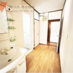 リビングと隣接の洗面室(内装)